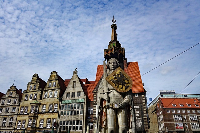 Vista della statua di Roland sul Marktplatz di Brema in primo piano, simbolo della città dove opera l’avvocato penalista italiano Salvatore Barba