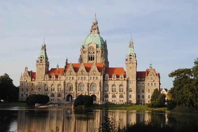 Vista del Neues Rathaus di Hannover con il lago Maschteich in primo piano, simbolo della città dove opera l’avvocato penalista italiano Salvatore Barba