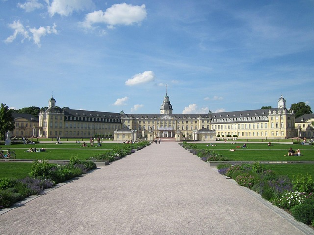 Vista del Castello di Karlsruhe in primo piano, simbolo della città dove opera l’avvocato penalista italiano Salvatore Barba